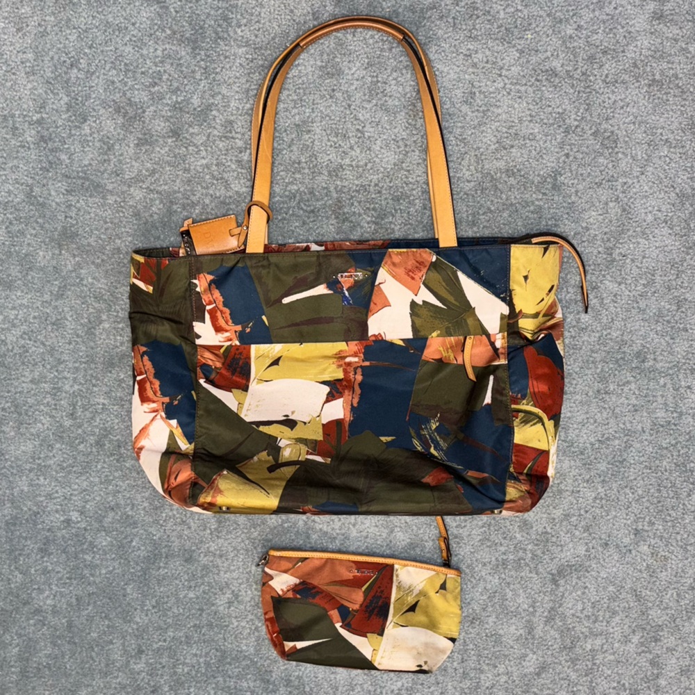 TUMI Voyager M Printed Nylon Tote Bag Abstract Multicolor Leather Trim + Pouch - Picture 2 of 16